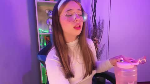 Snapshot of emilykarterr chatting on 03/06/25, 07:10 VALEEEN online show from 03/06/25, 07:10