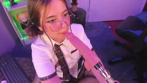 Snapshot of emilykarterr chatting on 03/08/25, 11:18 VALEEEN online show from 03/08/25, 11:18