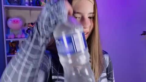 Snapshot of emilykarterr chatting on 10/10/25, 04:50 VALEEEN online show from 10/10/25, 04:50