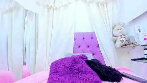 Snapshot of emilymadrid chatting on 01/14/25, 04:57 Emily online show from 01/14/25, 04:57