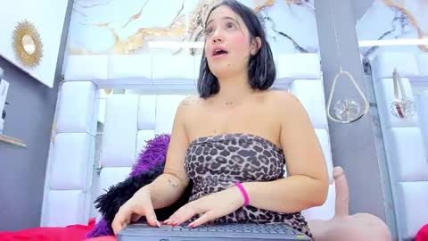 Snapshot of emilymadrid chatting on 02/08/25, 11:01 Emily online show from 02/08/25, 11:01