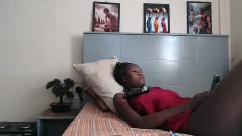 Emilly online show from 02/19/25, 07:39