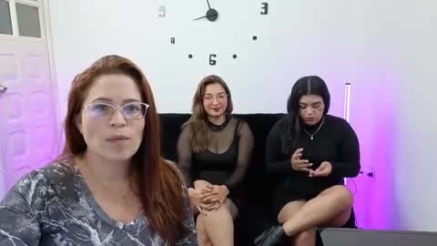 Snapshot of emilyriskhot chatting on 09/25/25, 04:43 emily friends online show from 09/25/25, 04:43