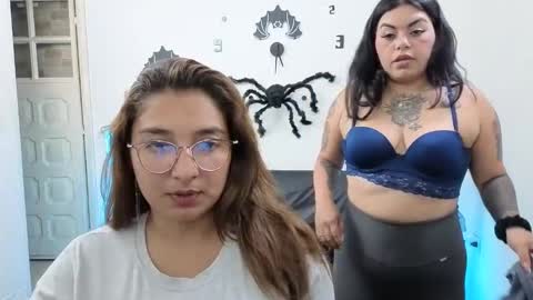 Snapshot of emilyriskhot chatting on 10/18/25, 09:37 emily friends online show from 10/18/25, 09:37