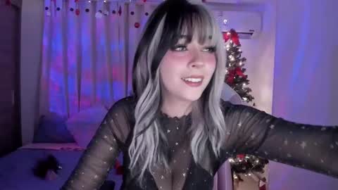 Snapshot of emilyrosss_ chatting on 12/23/24, 06:44 EMILY online show from 12/23/24, 06:44