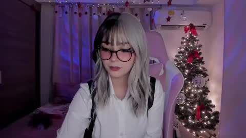 Snapshot of emilyrosss_ chatting on 12/28/24, 06:17 EMILY online show from 12/28/24, 06:17