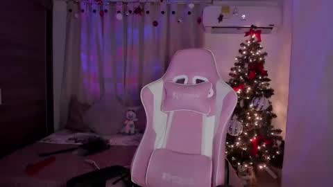 Snapshot of emilyrosss_ chatting on 01/08/25, 09:00 EMILY online show from 01/08/25, 09:00