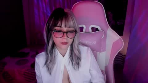 Snapshot of emilyrosss_ chatting on 01/31/25, 07:50 EMILY online show from 01/31/25, 07:50