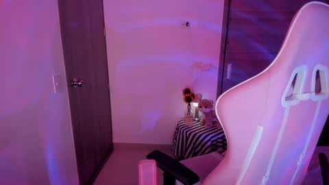 Snapshot of emilyrosss_ chatting on 02/21/25, 03:45 EMILY online show from 02/21/25, 03:45