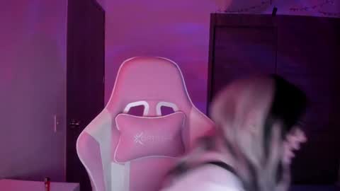 Snapshot of emilyrosss_ chatting on 03/01/25, 04:26 EMILY online show from 03/01/25, 04:26