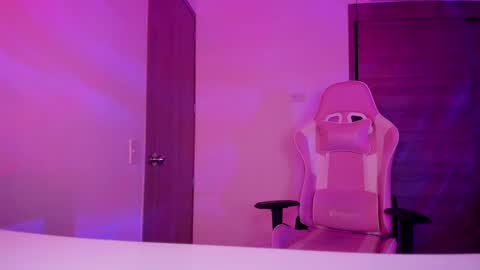 Snapshot of emilyrosss_ chatting on 03/08/25, 06:21 EMILY online show from 03/08/25, 06:21