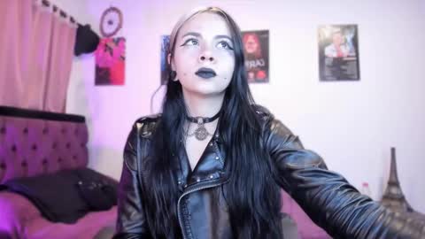 Snapshot of emilyrymer chatting on 02/18/25, 03:21 Emily Support me to have 100 likes plx online show from 02/18/25, 03:21