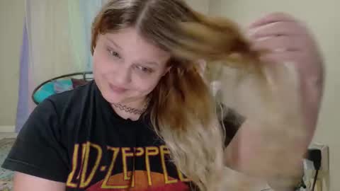 Snapshot of emilyshaze chatting on 11/04/25, 01:38 emily haze online show from 11/04/25, 01:38