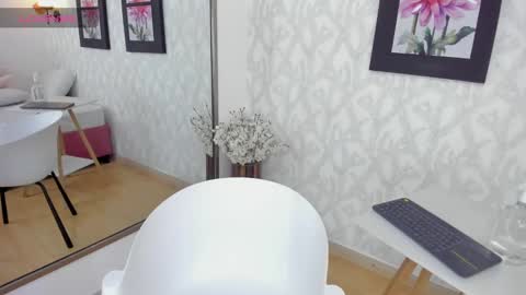 Snapshot of emilysumer chatting on 01/15/25, 12:19 Summer 3 online show from 01/15/25, 12:19