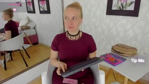 Snapshot of emilysumer chatting on 01/25/25, 01:32 Summer 3 online show from 01/25/25, 01:32