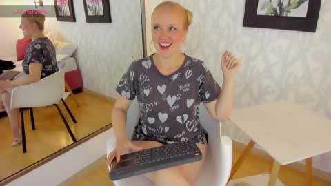 Snapshot of emilysumer chatting on 01/27/25, 01:48 Summer 3 online show from 01/27/25, 01:48