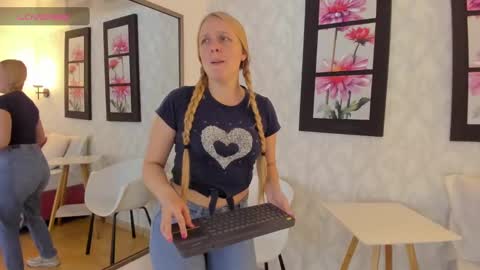 Snapshot of emilysumer chatting on 02/16/25, 10:21 Summer 3 online show from 02/16/25, 10:21