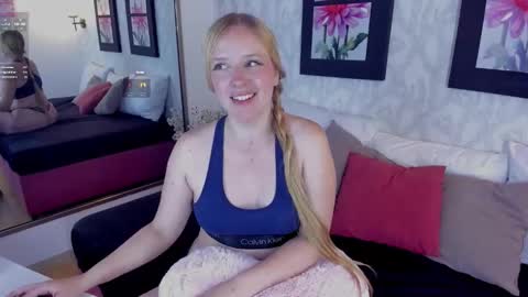 Snapshot of emilysumer chatting on 11/17/25, 02:06 Summer 3 online show from 11/17/25, 02:06