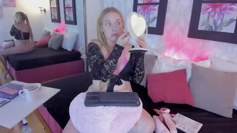 Snapshot of emilysumer chatting on 11/29/25, 01:19 Summer 3 online show from 11/29/25, 01:19