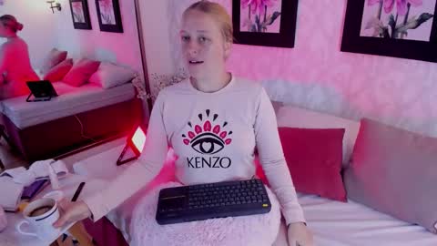 Snapshot of emilysumer chatting on 12/05/25, 05:38 Summer 3 online show from 12/05/25, 05:38