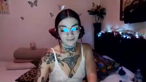 Snapshot of emilywhitee_ chatting on 12/12/24, 02:04 Valentina independent model online show from 12/12/24, 02:04