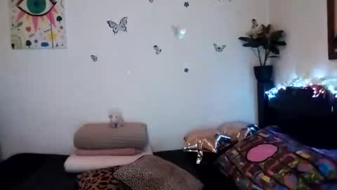 Snapshot of emilywhitee_ chatting on 12/31/24, 01:15 Valentina independent model online show from 12/31/24, 01:15