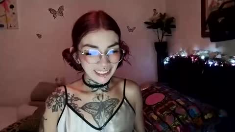 Snapshot of emilywhitee_ chatting on 01/09/25, 01:50 Valentina independent model online show from 01/09/25, 01:50