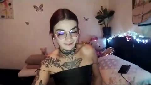 Snapshot of emilywhitee_ chatting on 03/01/25, 03:43 Valentina independent model online show from 03/01/25, 03:43