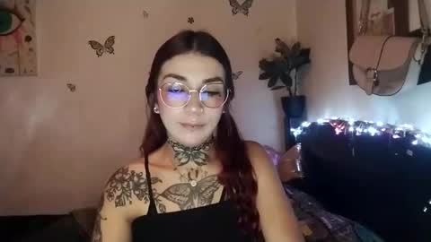 Snapshot of emilywhitee_ chatting on 09/20/25, 02:45 Valentina independent model online show from 09/20/25, 02:45