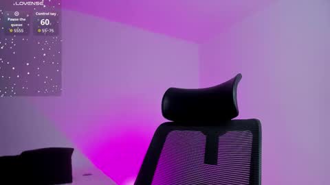 Snapshot of emilywillis8 chatting on 09/15/25, 12:27 E M I L Y online show from 09/15/25, 12:27