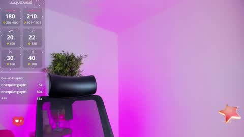 Snapshot of emilywillis8 chatting on 09/23/25, 04:10 E M I L Y online show from 09/23/25, 04:10