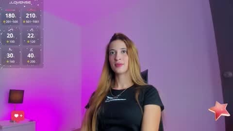 Snapshot of emilywillis8 chatting on 10/04/25, 03:21 E M I L Y online show from 10/04/25, 03:21