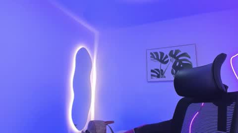 Snapshot of emilywillis8 chatting on 11/14/25, 03:49 E M I L Y online show from 11/14/25, 03:49