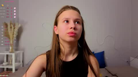 Snapshot of emma_clon chatting on 06/05/26, 01:45 Emma online show from 06/05/26, 01:45