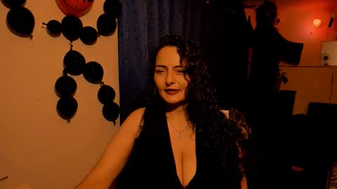 Snapshot of emma_luxy chatting on 10/31/25, 12:33 emma luxy online show from 10/31/25, 12:33