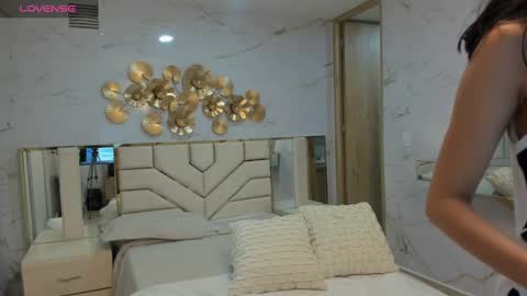 Snapshot of emma_petite4u chatting on 12/24/24, 10:22 Emma online show from 12/24/24, 10:22