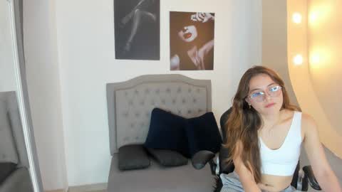 Snapshot of emma_rousz chatting on 10/11/25, 04:44 emma online show from 10/11/25, 04:44