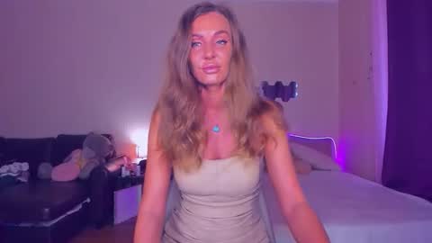 Snapshot of emmaabramson chatting on 09/09/25, 11:21 Emma online show from 09/09/25, 11:21