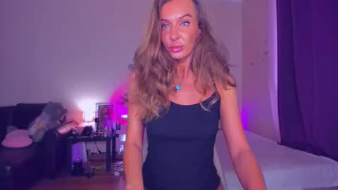 Snapshot of emmaabramson chatting on 09/19/25, 09:54 Emma online show from 09/19/25, 09:54