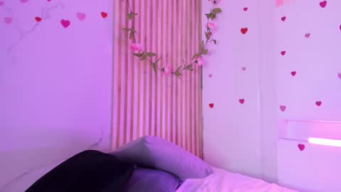 emmaclark_1 online show from 09/12/25, 08:31