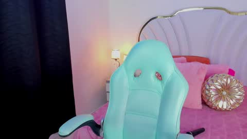 Snapshot of emmacrush chatting on 02/04/25, 10:34 Welcome Im yosein  Your love is my passion activate it with your tips and enjoy with me online show from 02/04/25, 10:34
