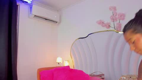 Snapshot of emmacrush chatting on 02/14/25, 01:45 Welcome Im yosein  Your love is my passion activate it with your tips and enjoy with me online show from 02/14/25, 01:45