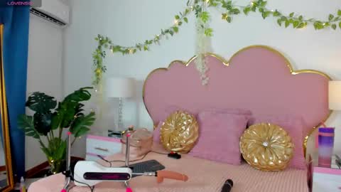 Snapshot of emmacrush chatting on 09/13/25, 09:47 Welcome Im yosein  Your love is my passion activate it with your tips and enjoy with me online show from 09/13/25, 09:47