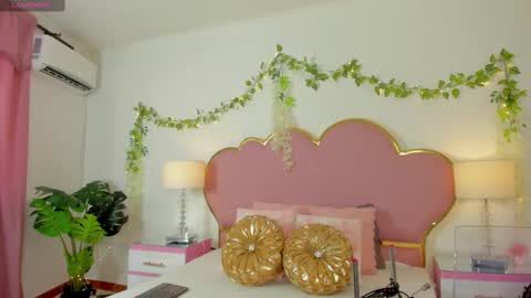 Snapshot of emmacrush chatting on 09/25/25, 08:56 Welcome Im yosein  Your love is my passion activate it with your tips and enjoy with me online show from 09/25/25, 08:56
