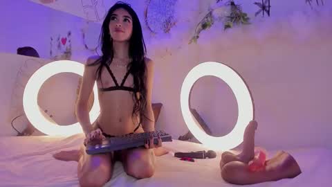 Snapshot of emmaduque chatting on 11/30/25, 10:52 Emma Duque online show from 11/30/25, 10:52