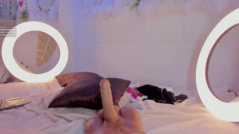 Snapshot of emmaduque chatting on 12/01/25, 11:04 Emma Duque online show from 12/01/25, 11:04