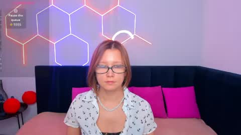 Emma 3 online show from 04/21/26, 01:42