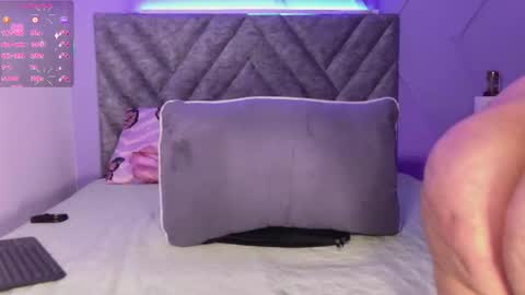 Snapshot of emmajohnss chatting on 11/25/25, 04:23 Emma online show from 11/25/25, 04:23