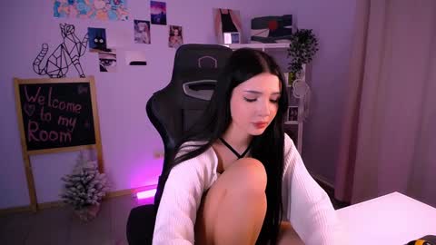 Snapshot of emmakeam_ chatting on 12/18/24, 01:23 Emma online show from 12/18/24, 01:23