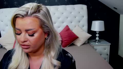 Emma Mavis online show from 12/19/24, 11:39